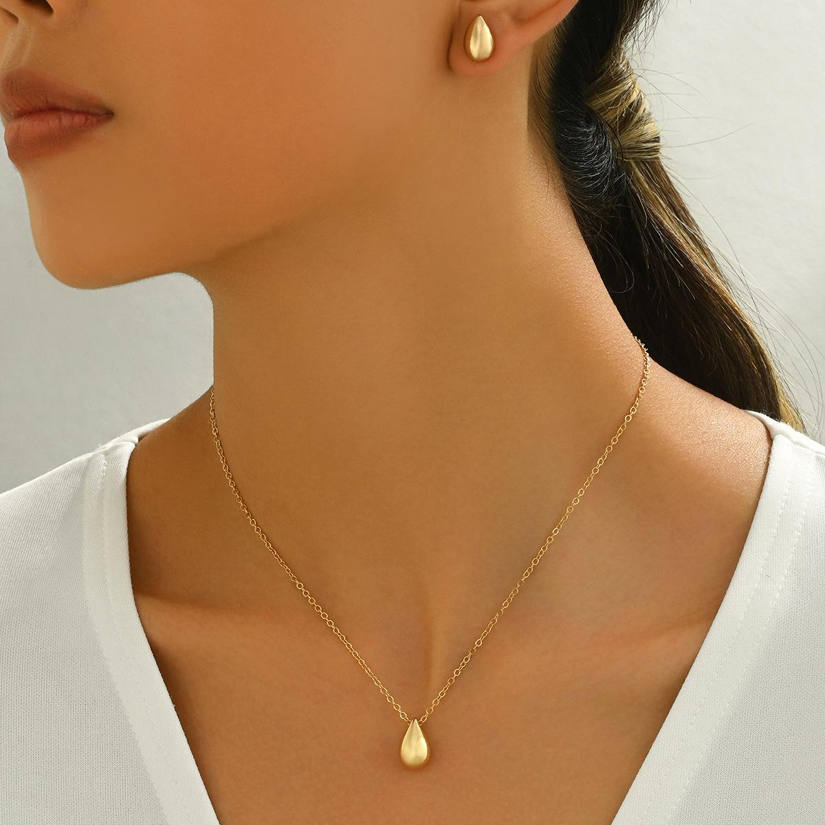 

2025 новый стиль геометрические серьги-гвоздики ожерелье комплект женский индивидуальный дизайн 18-каратное золото цепочка ключицы универсальные серьги