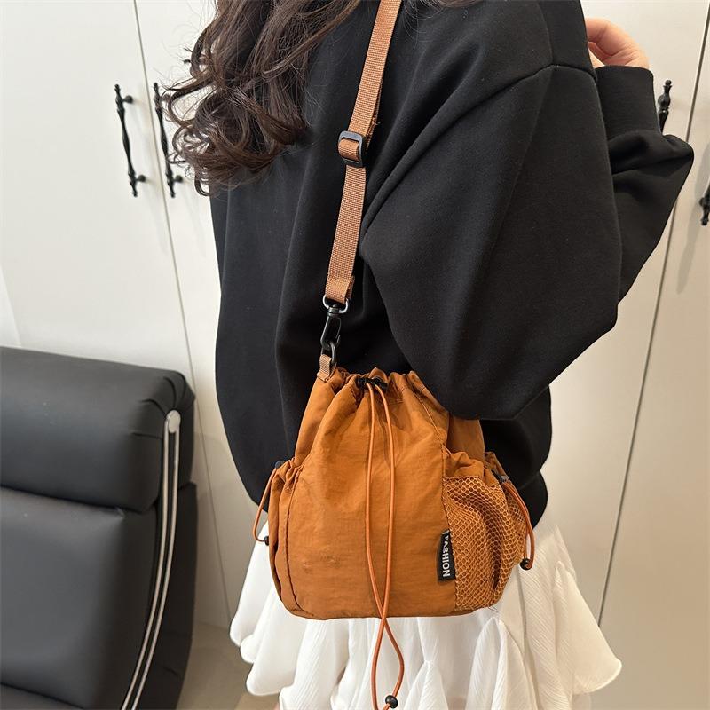 Wind Niche Design Drawstring Bucket Bag Lightweight Sports and Leisure Fashion Versatile Shoulder Messenger Bag