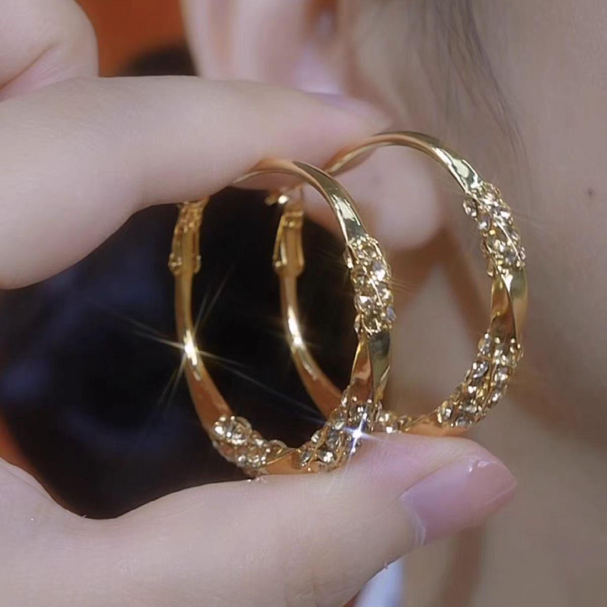 

Элегантные серьги-кольца с фиолетовыми бриллиантами - Модные, экстравагантные украшения для женщин, высококлассный аксессуар для заявления.