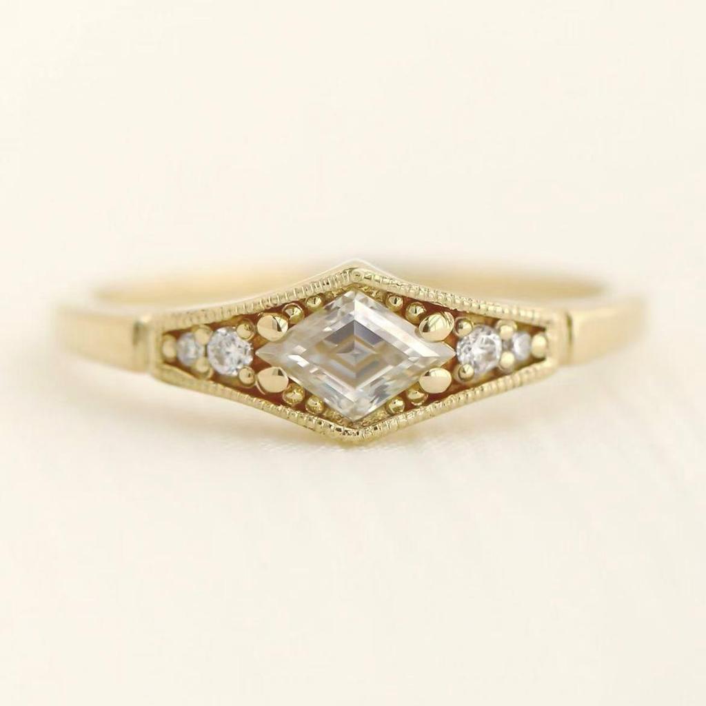 Three Jie Classic Zircon Gold Ring: Simple, Creative, Stylish Women's Jewelry