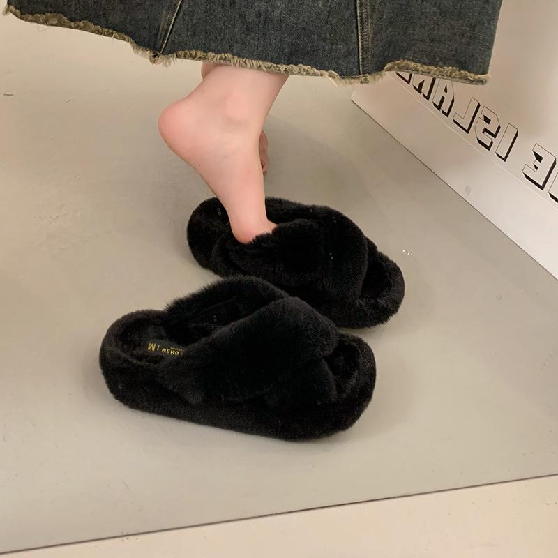 Internetskändis korsbandade fluffiga tofflor damer bär 2025 höst och vinter nya tjocka sulade höjande halkfria plysch bomullstofflor