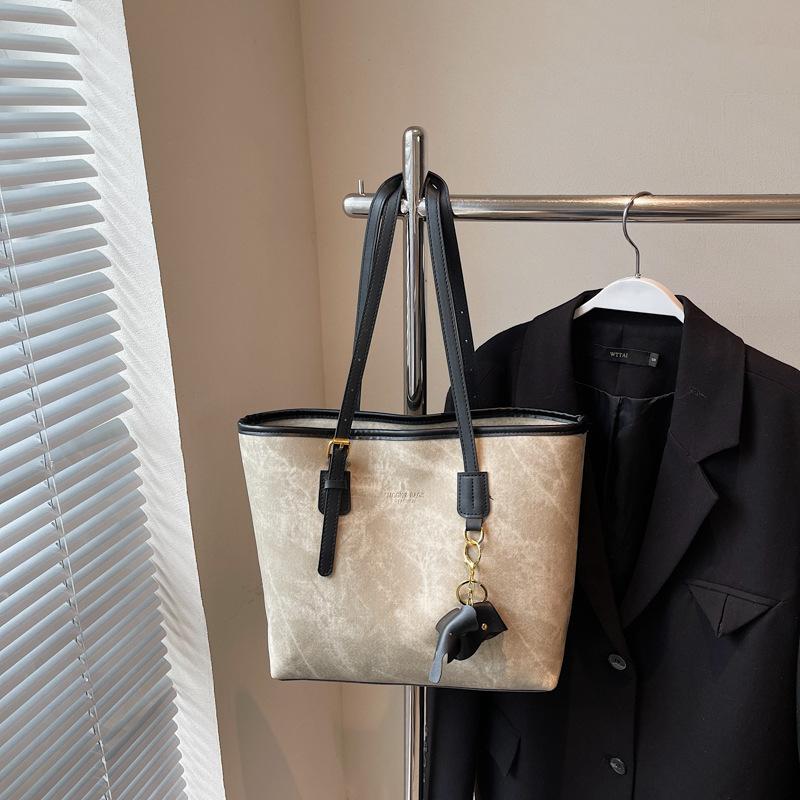 Large capacity tote bag women's 2025 autumn and winter new fashion shoulder bag college students class commuter bag underarm bag