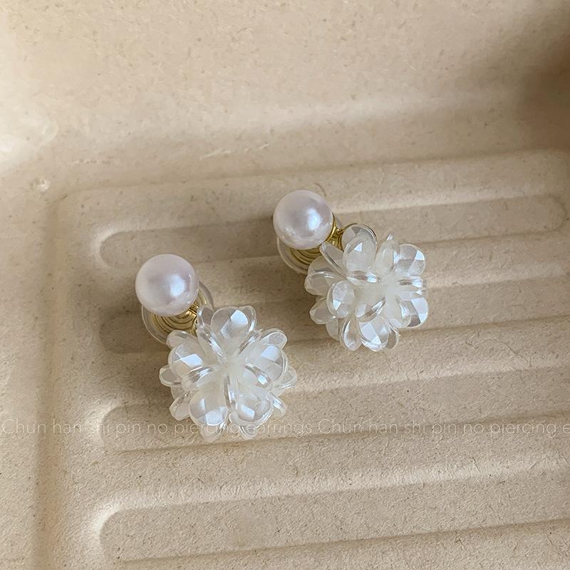 

New white woven flower pearl earrings niche design ear clips mosquito coil disc temperament sweet stud earrings