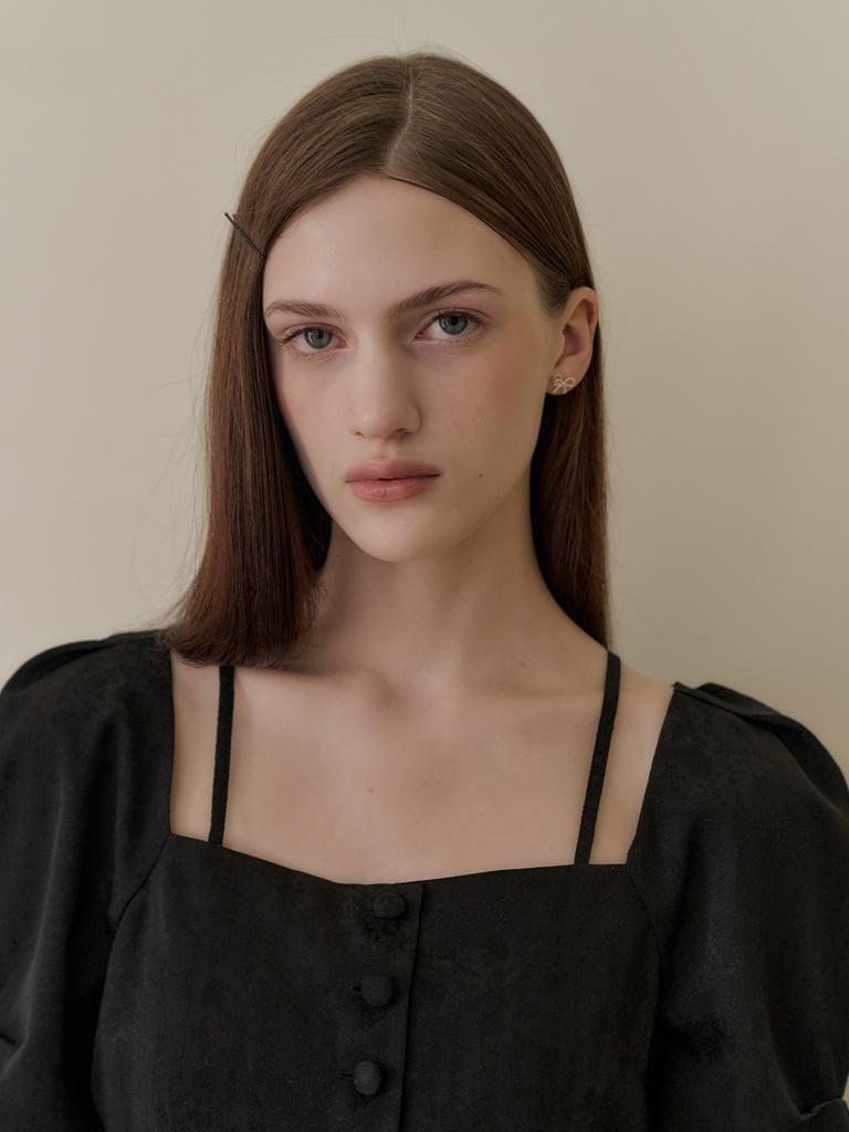 Peulomdeimomeonteu Satin Strap Button Blouse_Black