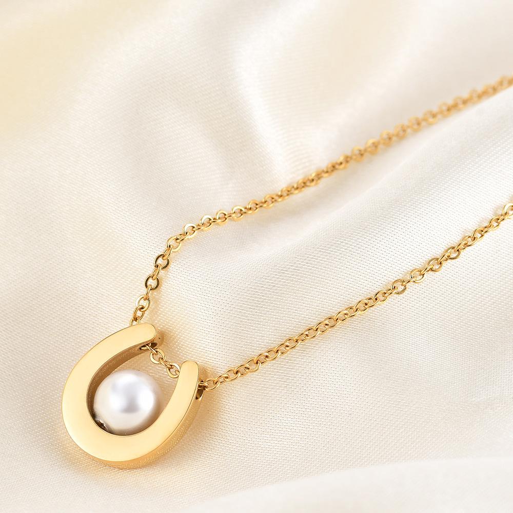 Retro U-Shaped Horseshoe Pearl Pendant Necklace