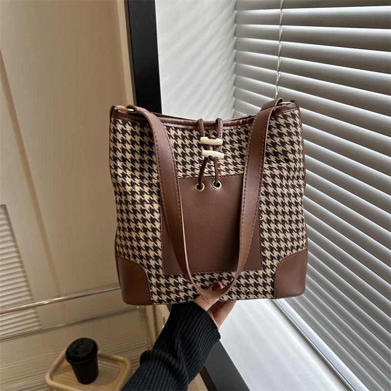 Stylish Vintage Checkered Bucket Bag For Women Large Capacity Fashionable Casual Shoulder Handbag