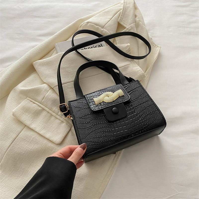 Chic Street Style Handbag For Women Medium Size With Stitching Details In Various Colors чёрный