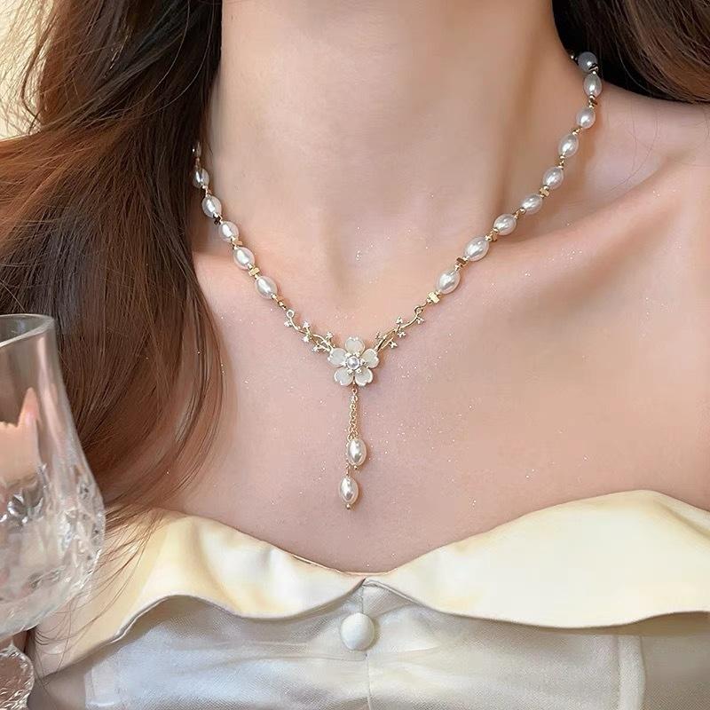 One Faux Pearl Flower Pendant Necklace for Women, an Elegant and Uniquely Designed, Subtly Luxurious Clavicle Chain, Suitable for Everyday Wear.