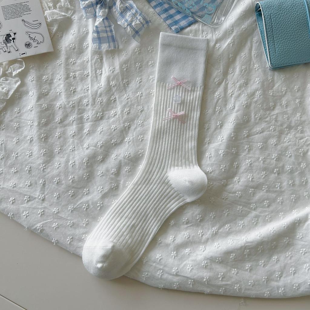 Thin Ballet Style Socks With Solid Color Buttons And Bows Tied With Gray Mid-Tube Piles Of Socks