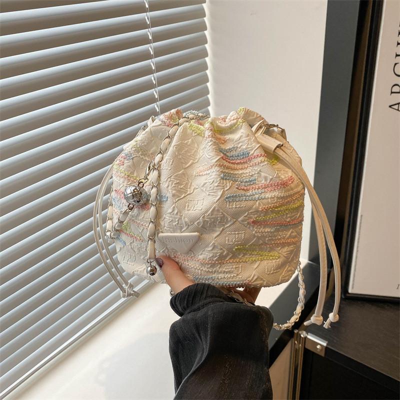 Chic Minimalist Summer Bucket Bag With Durable Canvas For Fashionable Outings