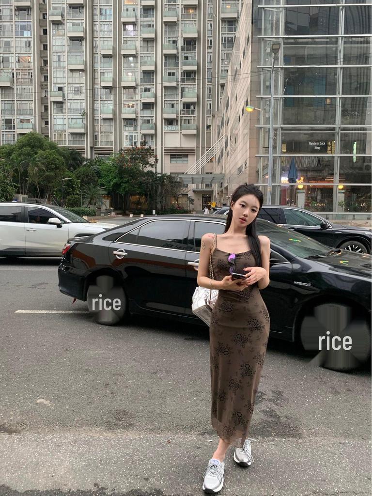 Schickes französisches Camisole-Kleid mit schwarzem Print: Elegantes, taillenförmiges Design für einen schlankmachenden, raffinierten Look.