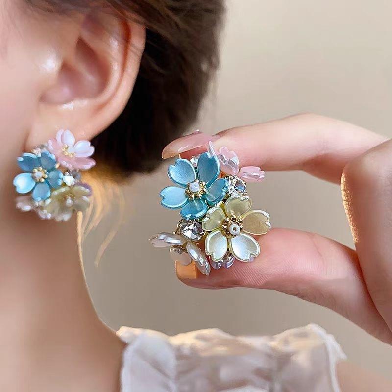 

Пара модных серег, серьги-шарики цветочных цветов, милые и высококлассные универсальные, подходят для повседневной жизни, вечеринок, отпусков