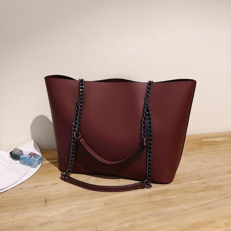 New large-capacity retro tote bag, high-end simple chain, portable shoulder bag.