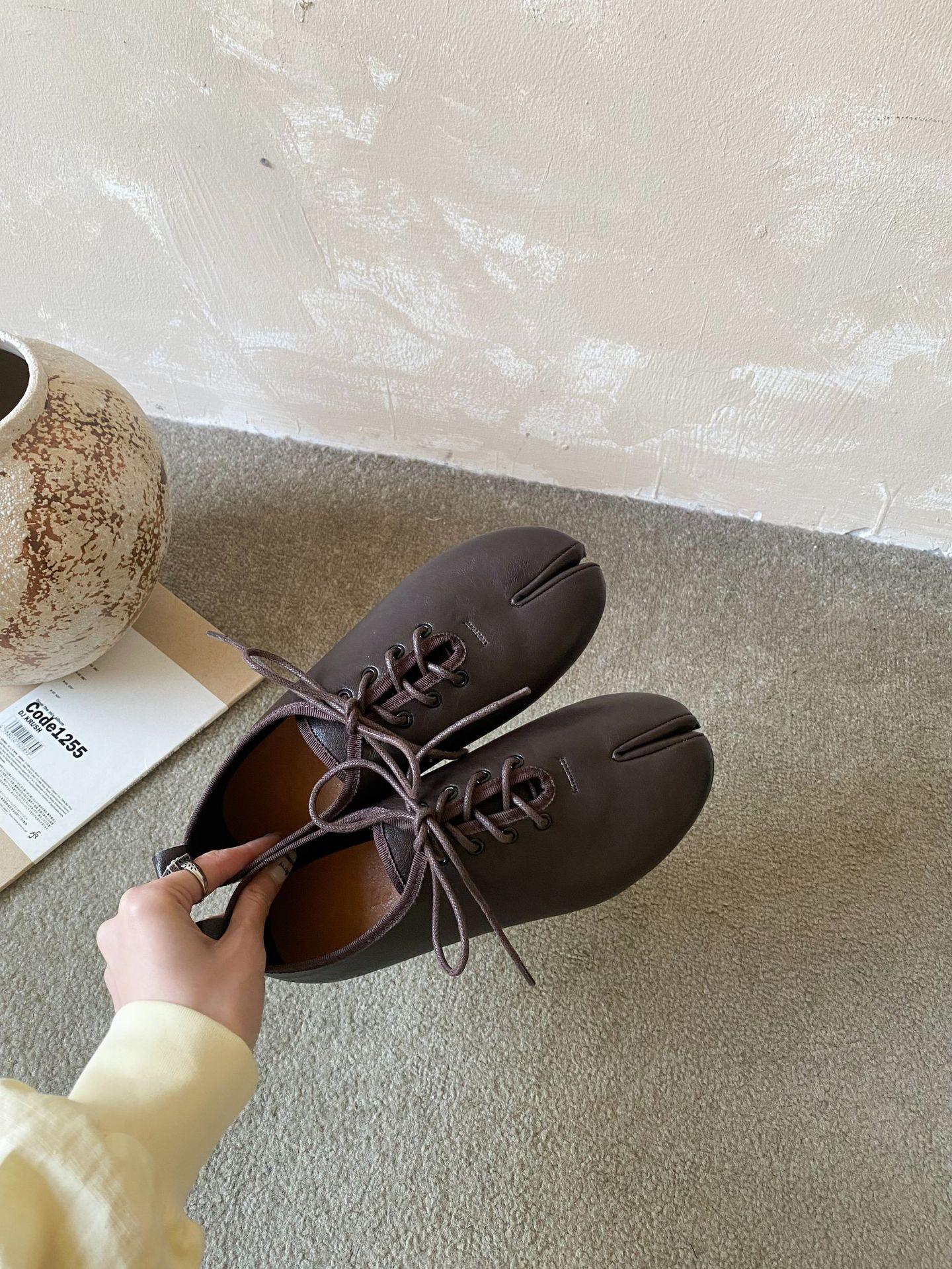 Women s Split Toe Flat Vintage Style Pumps - Fashionable Footwear 35
