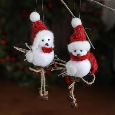Niedlicher Flauschiger Plüschvogel Weihnachtsbaumschmuck Fellige Schaumstoff-Vogelfigur mit rotem Hut und Schal für Schreibtisch-Weihnachtsdekoration