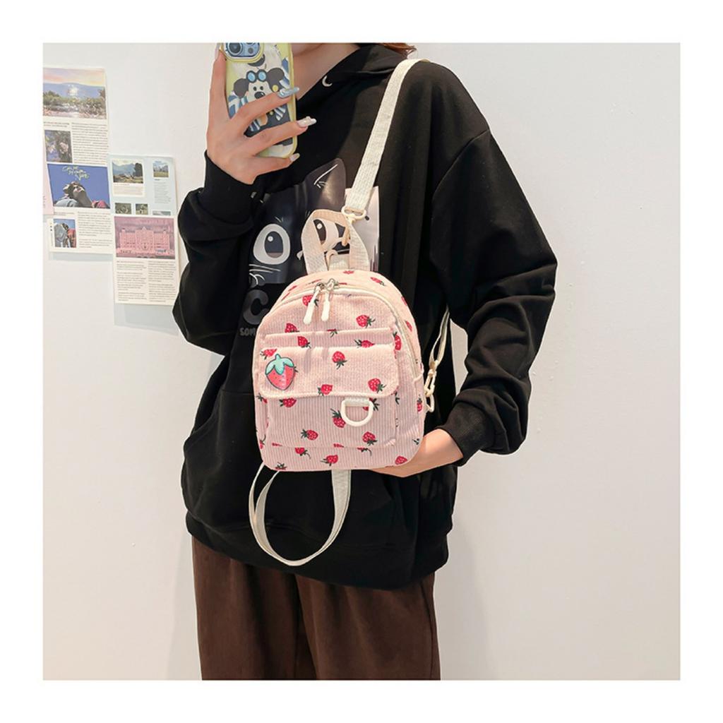 Ein einzigartiger Erdbeer-Mini-Rucksack aus leichter Polyesterfaser. Ausgestattet mit verstellbaren Schultergurten, Reißverschluss und Handwäsche-Funktion