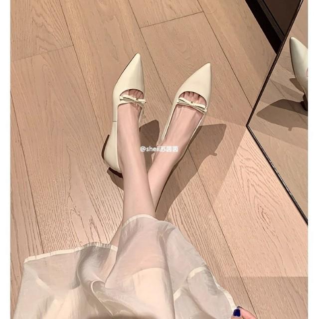 Su Yinyin has the same pointed bow, patent leather flat-soled single shoes, versatile femininity, lazy people, and Mary Jane shoes.