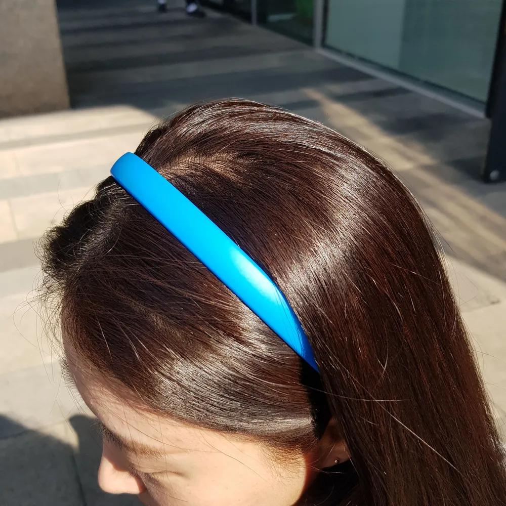1 set of 10 matte plain fluorescent plastic headbands 1. Fluorescence