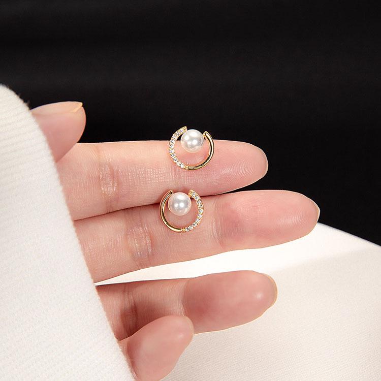 2025 Trendy Pearl Stud Earrings: High-End French Style Silver Needle Clips for Women