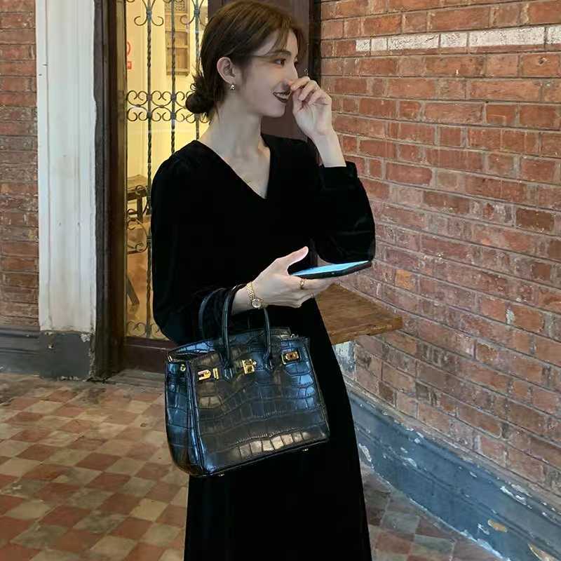 High sense French Hepburn style small black dress evening dress with coat backing black golden velvet dress women's autumn