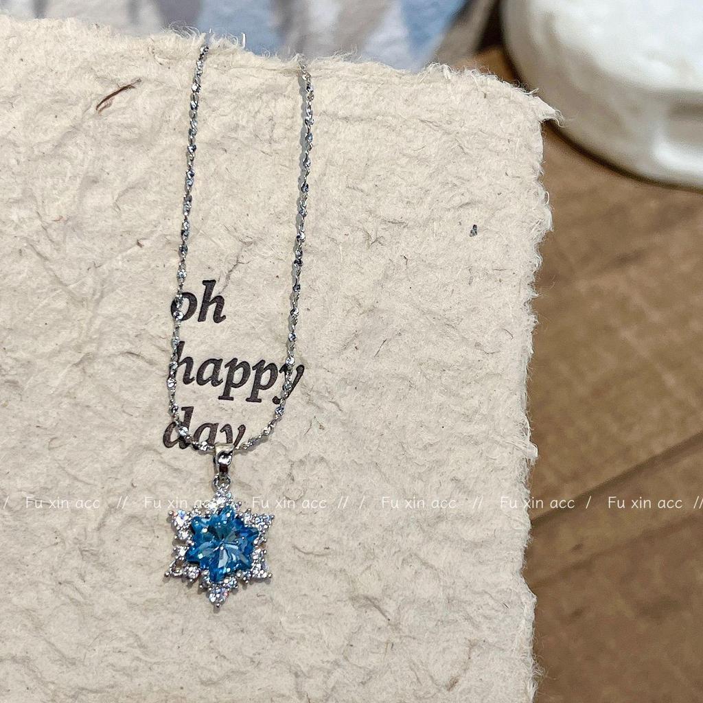 Four-Color Snowflake Necklace: Light Luxury Crystal Pendant, Unique Clavicle Chain for Girls, High-End Versatile Design.