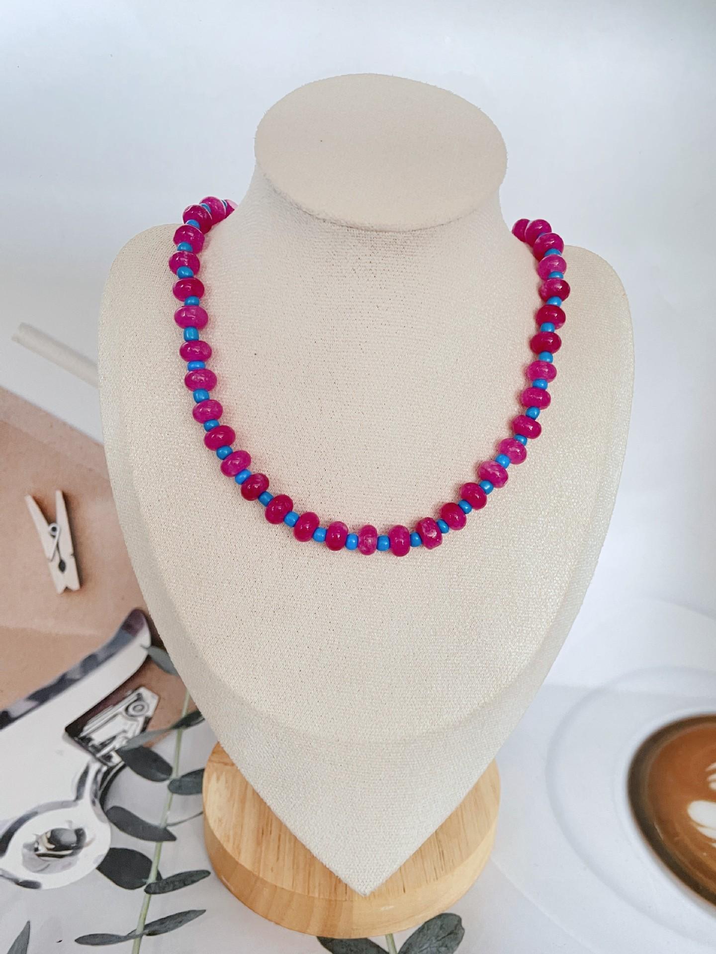 

Ожерелье из натурального камня в цветовой гамме «драконий фрукт» в стиле регулируемого ожерелья, летнее, морское темно-розовый