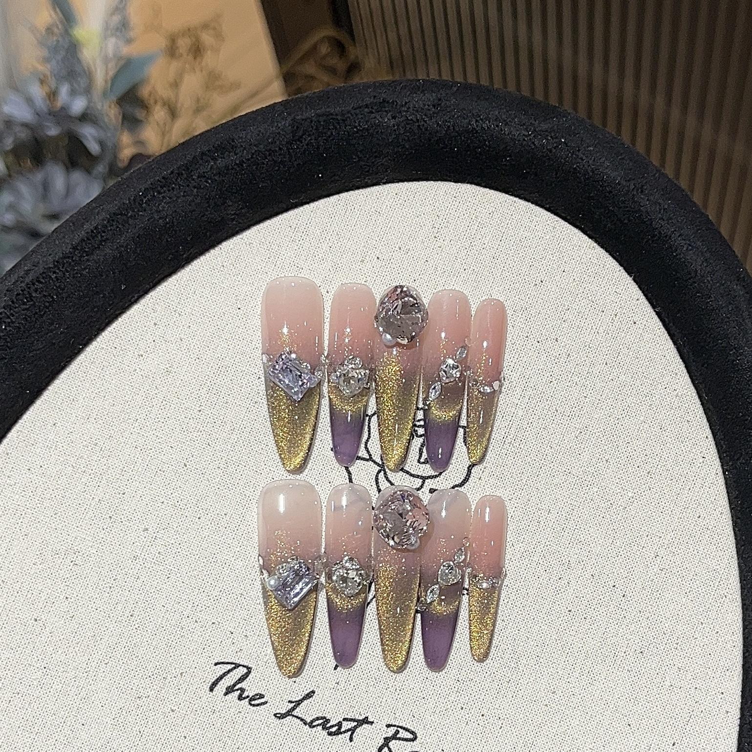 

Личность Инк Рана, взрыв сверкающей Авроры, позолоченная широкая светло-фиолетовая двухцветная улыбка, кошачий глаз, шампанское, носимая броня K9 L