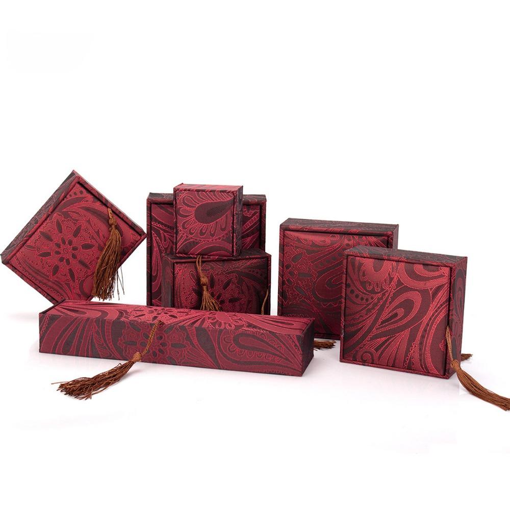 

Льняная шкатулка с кисточками Прямоугольная витрина для ювелирных изделий Модная упаковка для ювелирных изделий Шкатулка Подвеска 10*10*3.5cm-Style B