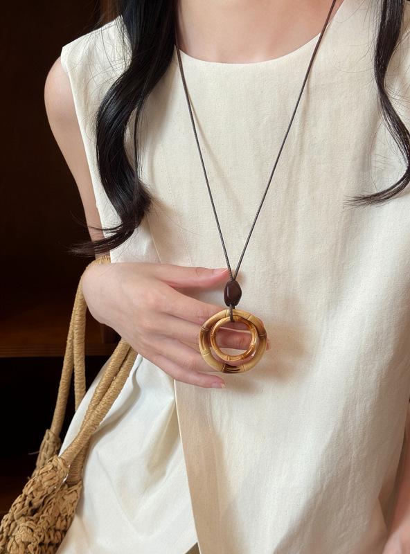 High-End Women's Retro Oval Geometric Resin Necklace