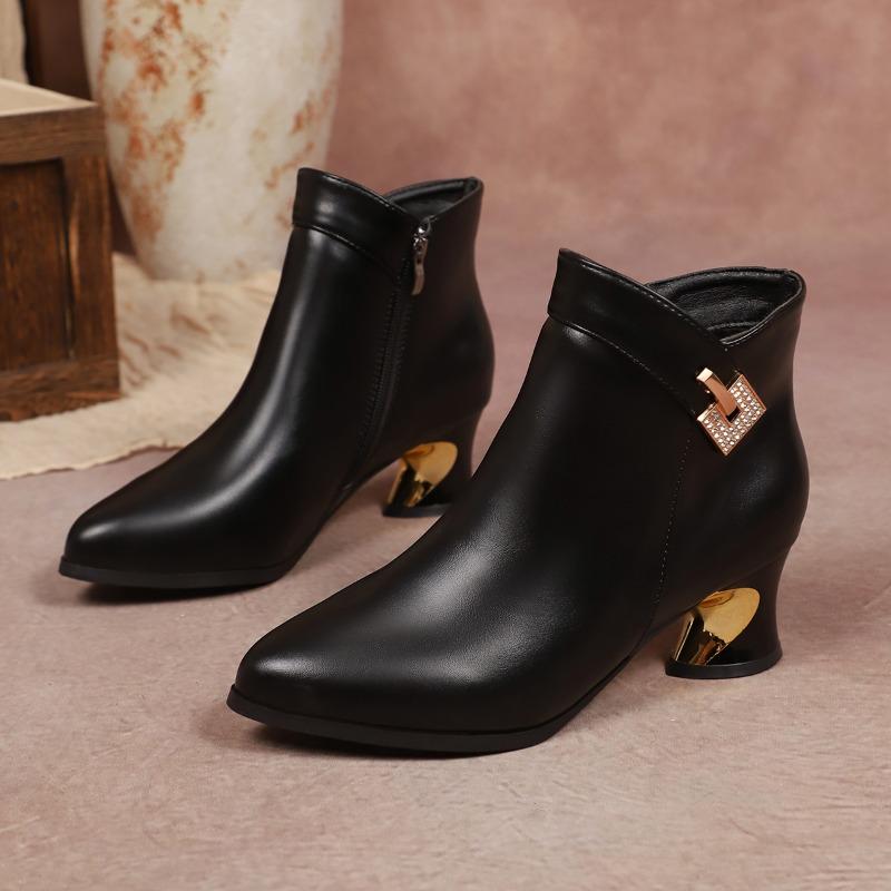 

Ботильоны на специальном каблуке в иностранном стиле, с острым носком, боковой молнией, стразами, металлической пряжкой, мягкие слипоны, на высоком каблуке 42