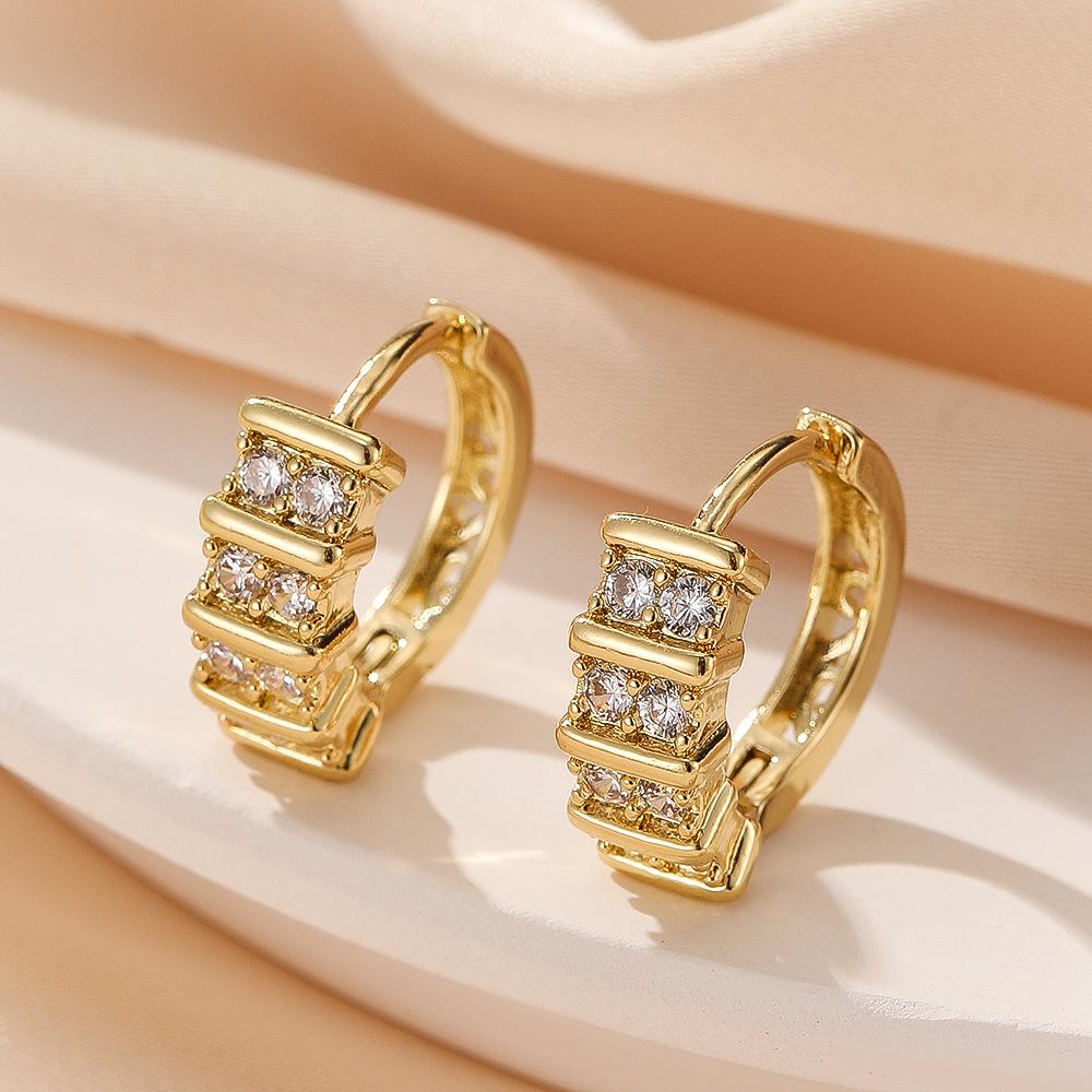 European and American fashion versatile niche design, high-end and cool style earrings for women