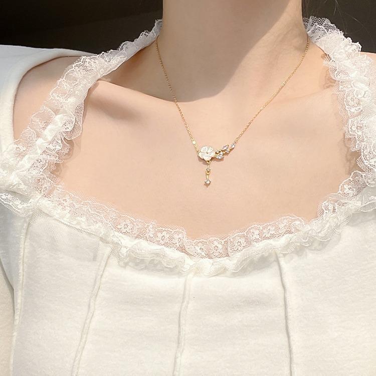 Flower mother shell necklace, women's light luxury niche design, high-end French style, birthday gift for girlfriends