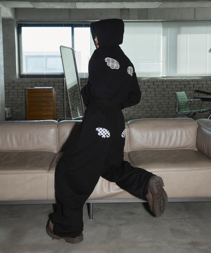 Seulliggeullou Angel Applique Curved Sweatpants [Black]
