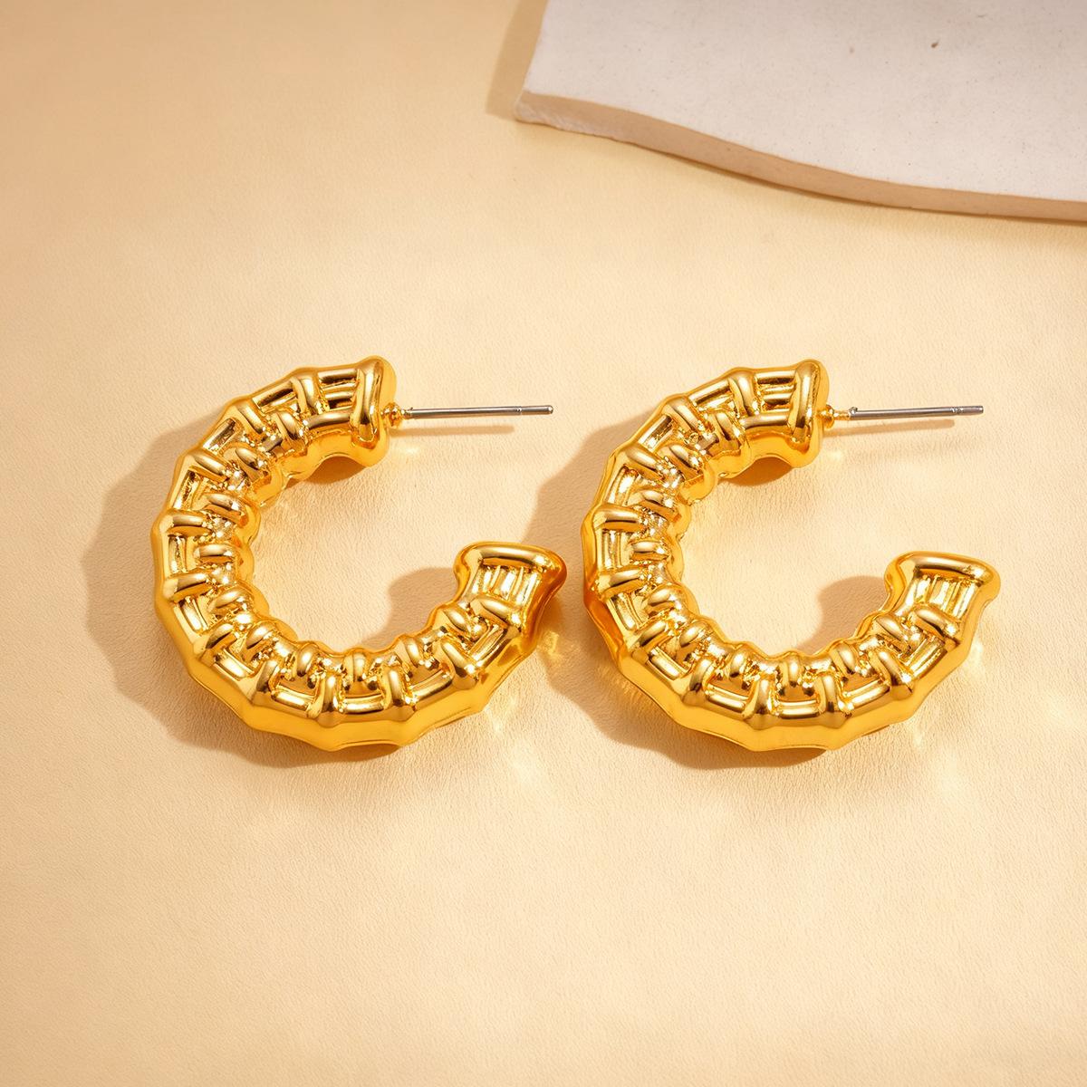 Металлические плиссированные геометрические круглые серебряные серьги-гвоздики в форме буквы С, экологичные индивидуальные серьги в стиле кэжуал