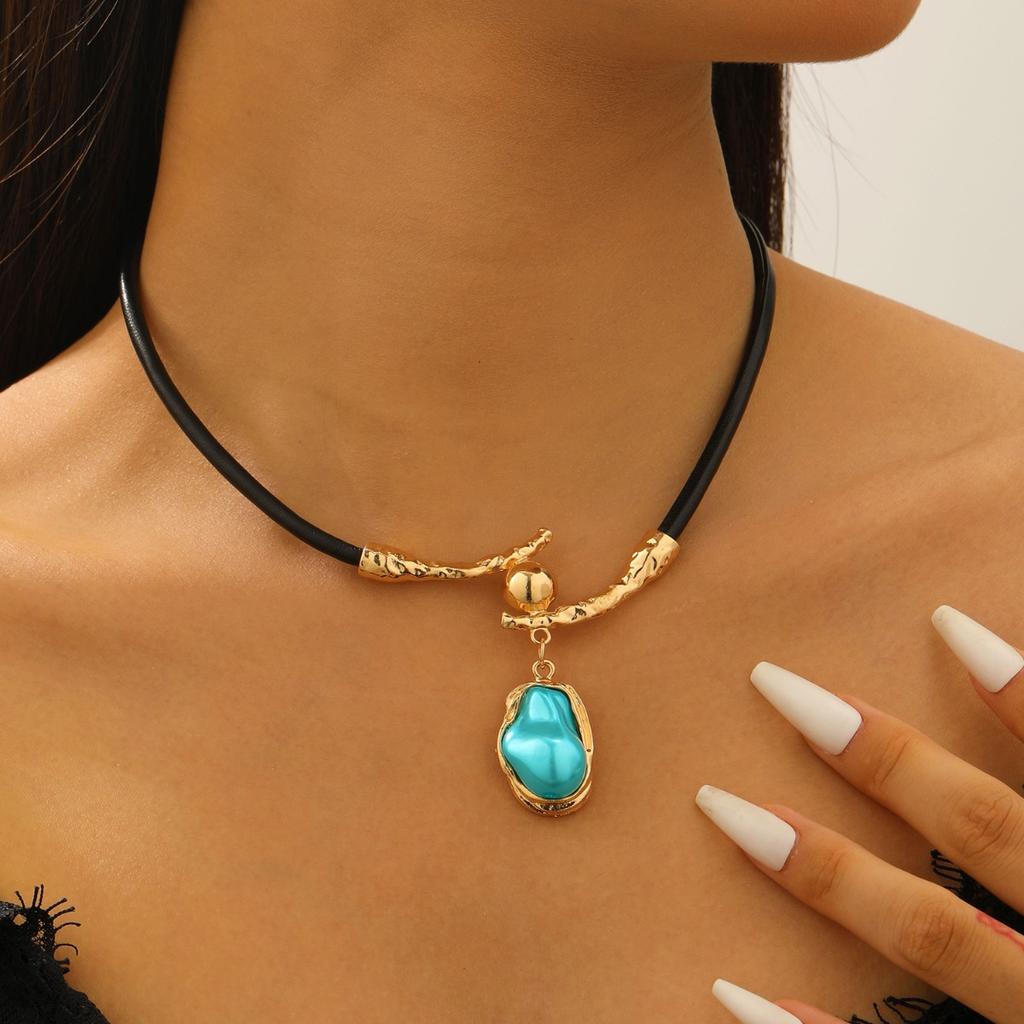 Baroque Pearl Pendant Choker Necklace for Women
