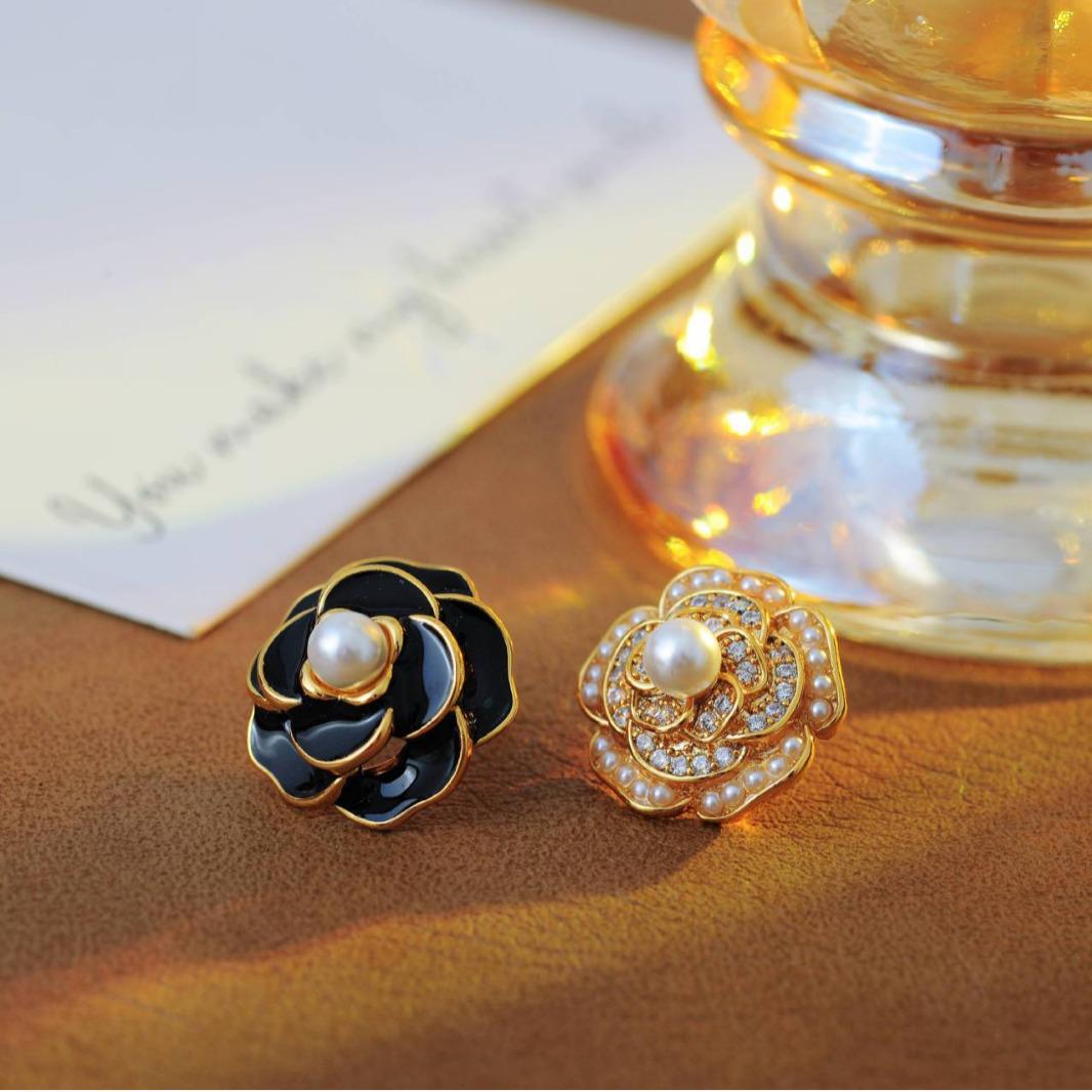 

Серьги-пусеты камелии из черного циркона во французском стиле A10082 925 Silver