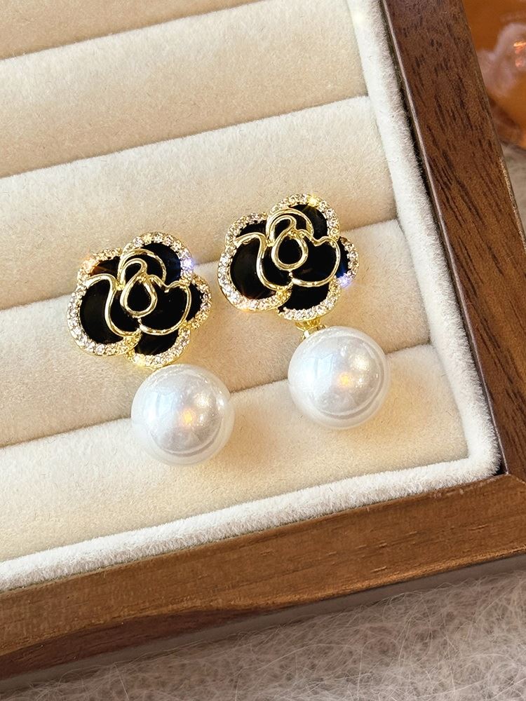 New French Able Luxury Glazed Camellia Imitation Pearl Earrings Women's Gifts Banquet Jewelry 2024