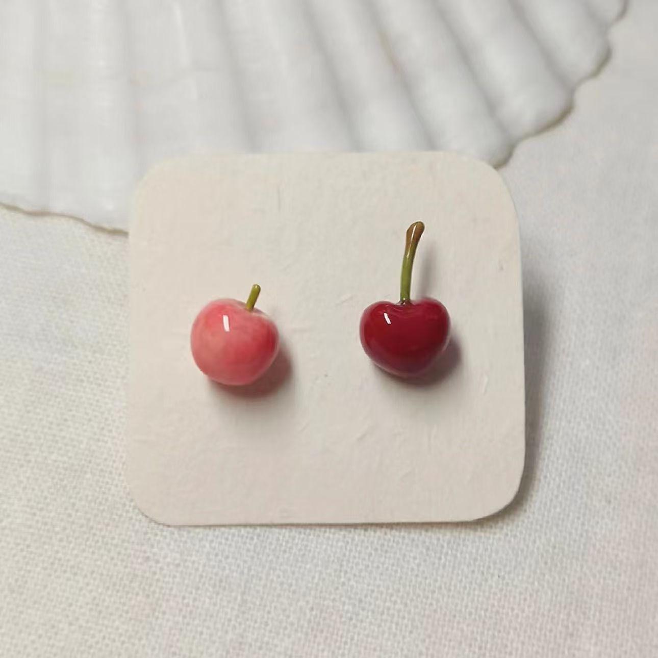 

2025 Женские асимметричные серьги-пусеты в виде яблока и вишни - Милые и стильные