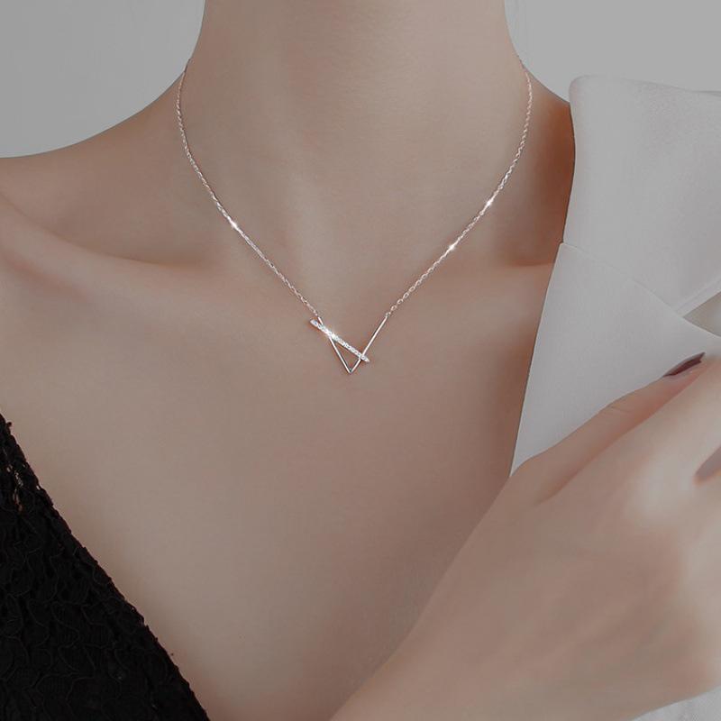 V-Shaped Geometric Clavicle Necklace - Chic, Cold Style for Women