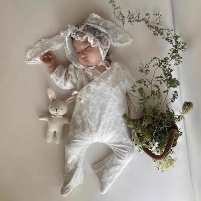 Elegante Tutina Principessa con Piedini in Pizzo e Cappellino con Orecchie da Coniglio per Neonate - Primavera/Estate