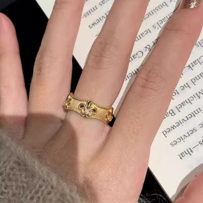Elegant Iris Adjustable Ring for Women: Personalized French Court Style, Light Luxury, Niche Design, Perfect for Index Finger.