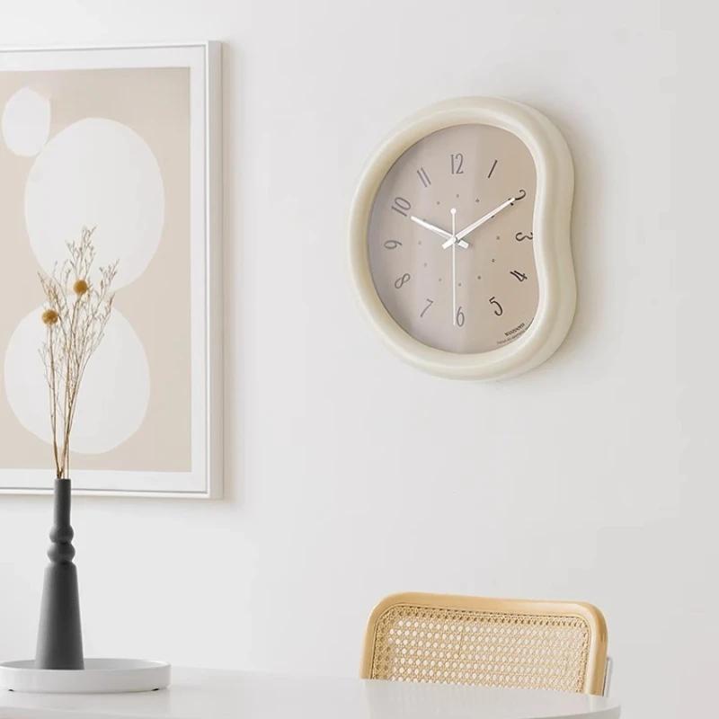 European Aesthetic Clock Wall Modern Art Creative Design Living Room Interior Wall Watch Simple Light Luxury