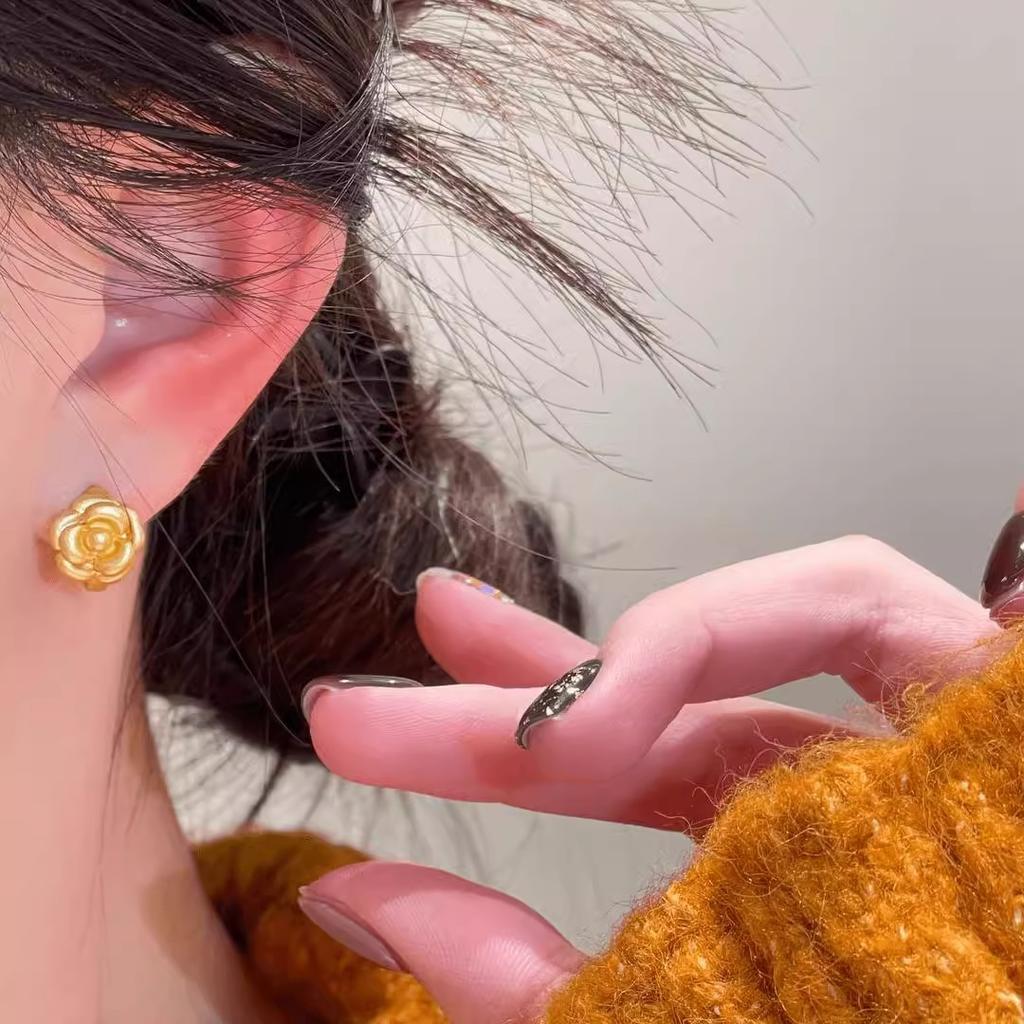 Golden Camellia Ear Buckle Earrings Women's Retro Light Luxury Minimalist Personalized Advanced Temperament Everyday Ear Jewelry