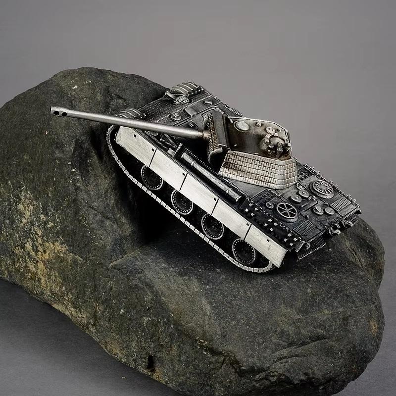 Alloy Tank 1 / 72 All Metal Military Tank Model Ornament Non Scrollable Home Decoration with Woodbox
