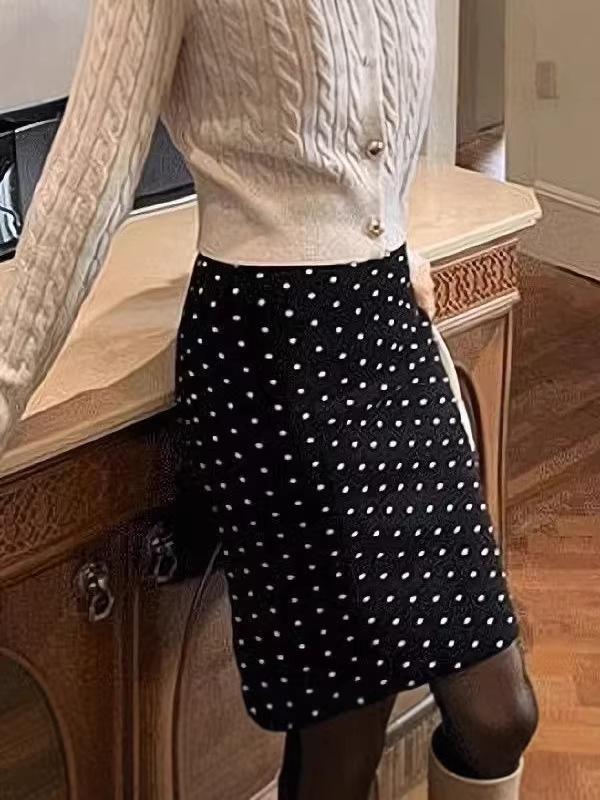 Women's Retro Polka Dot High-Waisted Slim Fit Mid-Length Skirt in Black