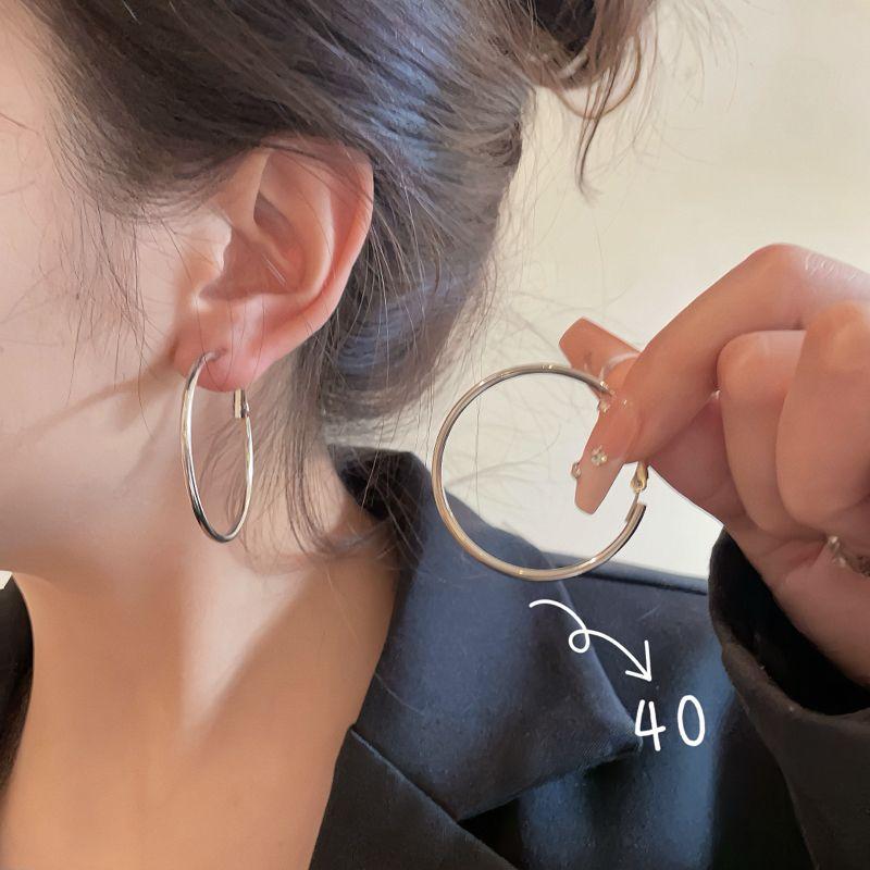 

Новое поступление Самые продаваемые серьги-кольца Женская доступная роскошь Фантазийный простой браслет Весенне-летние серьги Преувеличенное большое серьги-кольцо Серьги-пусеты 40mmJML6552