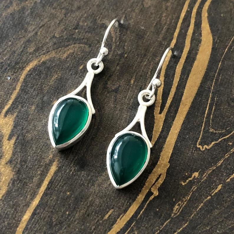 

Серебро 925 пробы, серьги с зеленым ониксом и грушей, серьги-подвески, серьги ручной работы, подарок для нее, дизайнерские серьги, ювелирные изделия с камнями