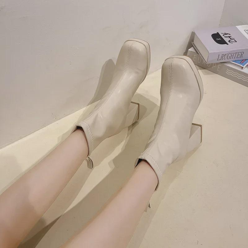 Dámské bílé kotníkové boty Chelsea na vysokém podpatku - Kolekce podzim/zima 2023 se silným podpatkem a čtvercovou špičkou.