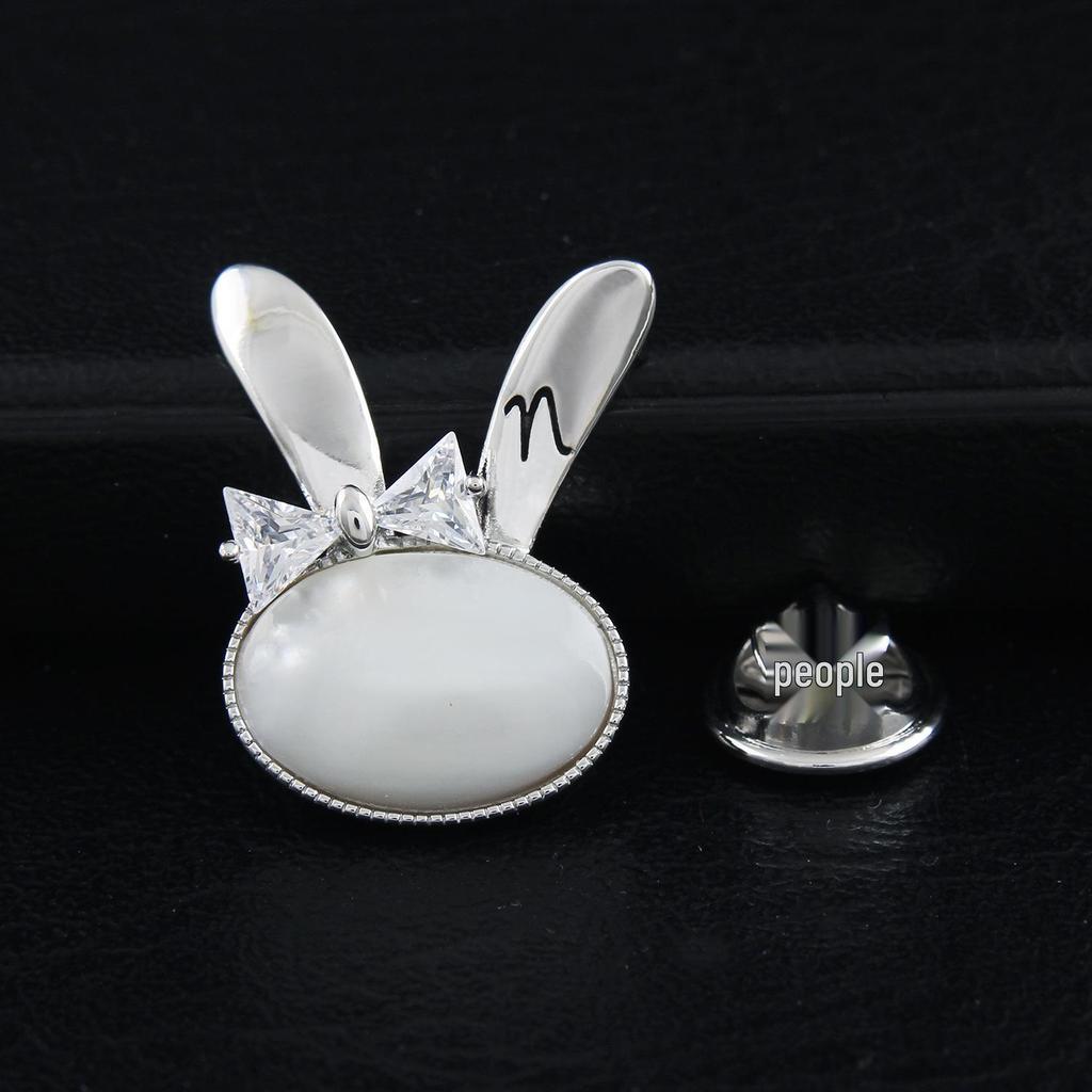 Elegant Natural Shell Brooch with Bear and Rabbit Design, Inlaid with Zircon, High-End Anti-Exposure Pin.