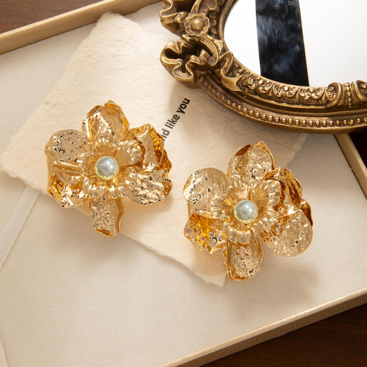 Personality Trend Fashion Temperament Pearl Earrings Light Luxury Metal Flower Stud Earrings Niche Design High-End Earrings
